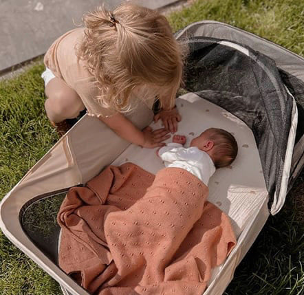 Łóżeczko turystyczne Infant Deluxe BabyBox – kremowe - Image 2